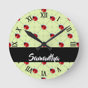 Individuelle Name-Ladybugs-Muster Runde Wanduhr