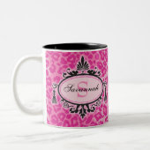 Individuelle Name mit rosa Leopard und Monogramm Zweifarbige Tasse (Links)