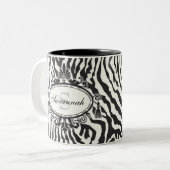 Individuelle Name mit schwarzem und weißem Zebra-M Zweifarbige Tasse (Vorderseite Links)