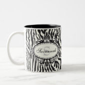 Individuelle Name mit schwarzem und weißem Zebra-M Zweifarbige Tasse (Links)