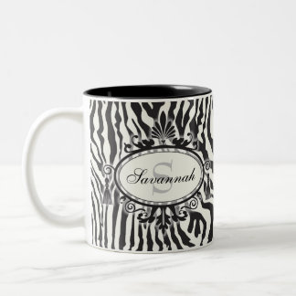 Individuelle Name mit schwarzem und weißem Zebra-M Zweifarbige Tasse