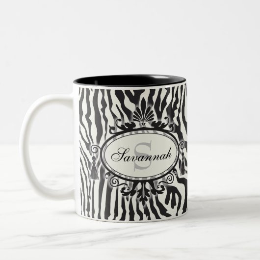 Individuelle Name mit schwarzem und weißem Zebra-M Zweifarbige Tasse (Links)