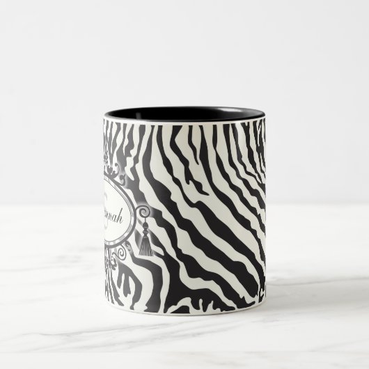 Individuelle Name mit schwarzem und weißem Zebra-M Zweifarbige Tasse (Mittel)