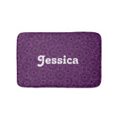 Individuelle Name mit violetten Blumen auf schwarz Badematte (Vorderseite)