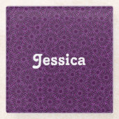 Individuelle Name mit violetten Blumen auf schwarz Glasuntersetzer (Vorderseite)