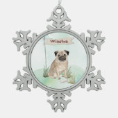 Individuelle Name Mops Haustier Schneeflocken Zinn-Ornament (Vorderseite)