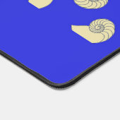 Individuelle Name-Muscheln auf blau Schreibtischunterlage (Ecke)