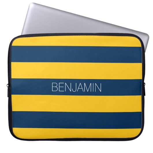 Individuelle Name Navy Blue und Yellow Rugby Strip Laptopschutzhülle (Vorderseite)