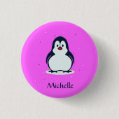 Individuelle Name niedlicher Pinguin auf rosa Button (Vorderseite)