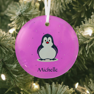 Individuelle Name niedlicher Pinguin auf rosa Ornament Aus Glas