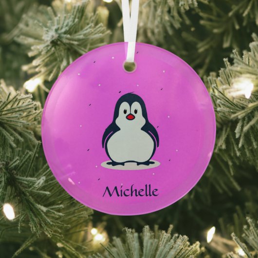 Individuelle Name niedlicher Pinguin auf rosa Ornament Aus Glas (InSitu)