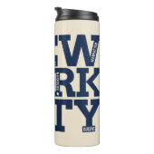 Individuelle Name NYC Typografy tumbler Thermosbecher (Nach rechts gedreht)