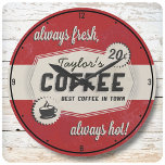 Individuelle Name Old Retro 50's Coffee Shop Diner Große Wanduhr<br><div class="desc">Individuelle Name Alte gestresste Kaffee-Imitate gesteinigt Retro 50's Coffee Shop Diner Distressed Cafe Clock - Passen Sie mit Ihrem Namen oder benutzerdefinierten Text! Perfekt für diesen Retro-Küchenstil. Der beste Kaffee in der Stadt!</div>