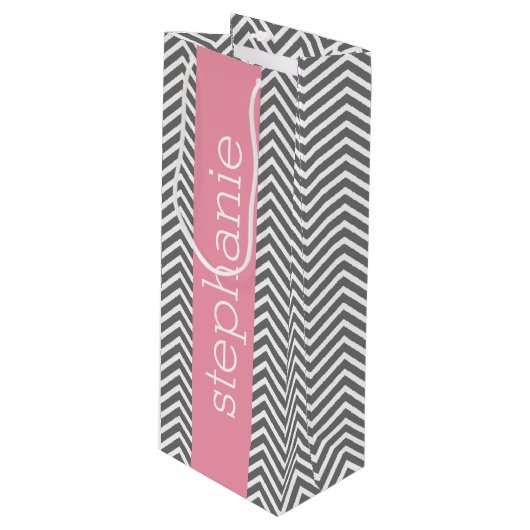 Individuelle Name Pastel Pink und Gray Chevrons Geschenktüte Für Weinflaschen (Vorderseite Schrägansicht)