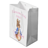 Individuelle Name Peter First Birthday Mittlere Geschenktüte (Rückseite Schrägansicht)