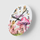 Individuelle Name Pink Fairy Mushrooms Kinderzimme Runde Wanduhr (Winkel)