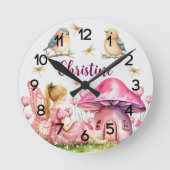 Individuelle Name Pink Fairy Mushrooms Kinderzimme Runde Wanduhr (Vorderseite)