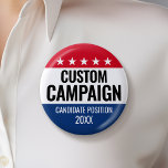 Individuelle Name-Position der Classic Campaign De Button<br><div class="desc">Ein moderner Kampagnenknopf mit einem Ort für benutzerdefinierten Text. Dieses traditionelle Design ist kühn und leicht zu lesen. Es ist eine einfache Vorlage mit rot, weiß und blau. Der saubere, minimale Look beinhaltet den Namen des Kandidaten, die Position, für die er kandidiert, und eine andere Zeile für das Jahr oder...</div>