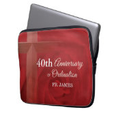 Individuelle Name Priester Anniversary Ordination Laptopschutzhülle (Vorderseite Links)
