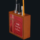Individuelle Name Priester Anniversary Ordination  Stifthalter<br><div class="desc">Eine rote Rose wird hinter einem Kreuz abgebildet und macht ein vollkommenes Jubiläumsgeschenk,  Souvenir,  Geschenk und Party unverzichtbar. Passen Sie mit einem Namen auf der Vorderseite und Jahr.</div>