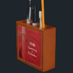 Individuelle Name Priester Anniversary Ordination  Stifthalter<br><div class="desc">Eine rote Rose wird hinter einem Kreuz abgebildet und macht ein vollkommenes Jubiläumsgeschenk,  Souvenir,  Geschenk und Party unverzichtbar. Passen Sie mit einem Namen auf der Vorderseite und Jahr.</div>