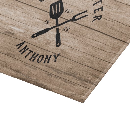 individuelle Name Retro GRILLMASTER Rustikales Hol Schneidebrett (Ecke)