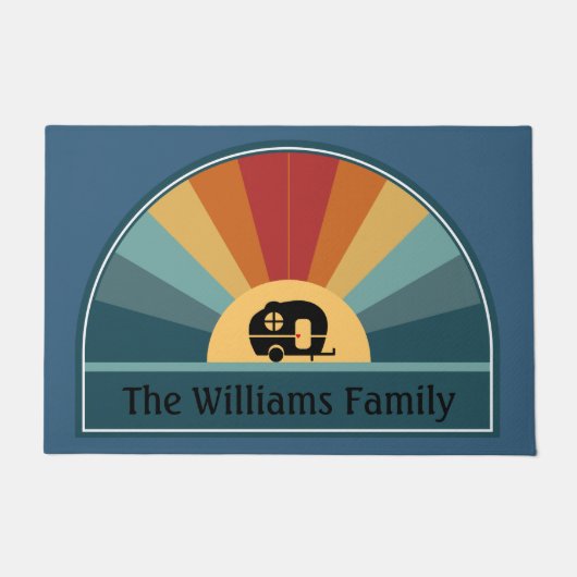 Individuelle Name Retro Sunrise Camper in Dusky To Fußmatte (Vorderseite)