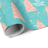 Individuelle Name Rosa Weihnachtsbaumen auf Aqua B Geschenkpapier (Rolleneckpunkt)