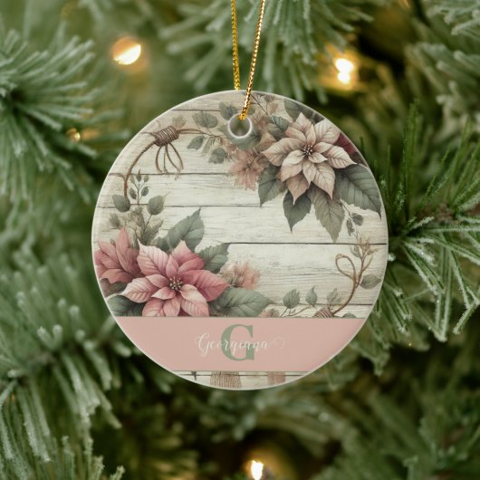 Individuelle Name Shabby Chic Pastel Poinsettias G Keramik Ornament (Baum)