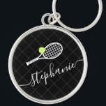 Individuelle Name Tennis Ball Monogram Schlüsselanhänger<br><div class="desc">Schwarzweiß-personalisierter Schlüsselanhänger mit einem Tennisschläger-Monogramm in einem eleganten und niedlichen Kalligraphie-Script-Schriftart mit einem subtilen Netzmuster-Hintergrund.</div>