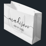 Individuelle Name Text Elegant Einfaches Schwarzes Große Geschenktüte<br><div class="desc">Personalisiert Girly Chic Feminine Black Script White Geschenktasche Maßgeschneiderte Geschenktaschen für Ihre Veranstaltung! Eine perfekte Touch für Ihre Hochzeit,  Empfang,  Dusche,  Party oder Veranstaltung.</div>