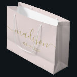 Individuelle Name Text Elegantes Gold-Script Rosa  Große Geschenktüte<br><div class="desc">Personalisiert Girly Chic Feminine Gold Script Blush Pink Geschenktasche Maßgeschneiderte Geschenktaschen für Ihre Veranstaltung! Eine perfekte Touch für Ihre Hochzeit,  Empfang,  Dusche,  Party oder Veranstaltung.</div>