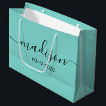 Individuelle Name Text Girly Feminine Aquamarin Tü Große Geschenktüte<br><div class="desc">Personalisiert Girly Chic Feminine Aquamarin Blue Green Turquoise Script Geschenktasche Maßgeschneiderte Geschenktaschen für Ihre Veranstaltung! Eine perfekte Touch für Ihre Hochzeit,  Empfang,  Dusche,  Party oder Veranstaltung.</div>
