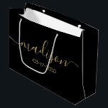 Individuelle Name Text Girly Feminine Gold Script  Große Geschenktüte<br><div class="desc">Personalisiert Girly Chic Feminine Gold Script Black Geschenktasche Maßgeschneiderte Geschenktaschen für Ihre Veranstaltung! Eine perfekte Touch für Ihre Hochzeit,  Empfang,  Dusche,  Party oder Veranstaltung.</div>
