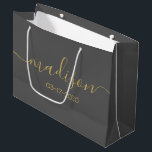 Individuelle Name Text Girly Feminine Gold Script  Große Geschenktüte<br><div class="desc">Personalisiert Girly Chic Feminine Gold Script Gray Geschenktasche Maßgeschneiderte Geschenktaschen für Ihre Veranstaltung! Eine perfekte Touch für Ihre Hochzeit,  Empfang,  Dusche,  Party oder Veranstaltung.</div>