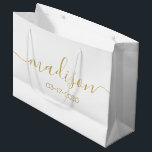 Individuelle Name Text Girly Feminine Große Geschenktüte<br><div class="desc">Personalisiert Girly Chic Feminine Gold Script Weißer Geschenkbeutel Maßgeschneiderte Geschenktaschen für Ihre Veranstaltung! Eine perfekte Touch für Ihre Hochzeit,  Empfang,  Dusche,  Party oder Veranstaltung.</div>