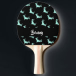 Individuelle Name Tischtennis Schläger<br><div class="desc">Fügen Sie Ihren Namen auf diesem Farbverlauf blaue Fledermäuse auf schwarzem Hintergrund.</div>