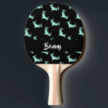 Individuelle Name Tischtennis Schläger<br><div class="desc">Fügen Sie Ihren Namen auf diesem Farbverlauf blaue Fledermäuse auf schwarzem Hintergrund.</div>