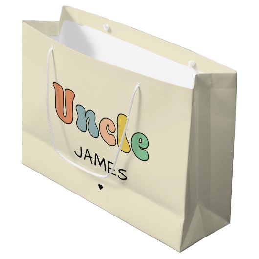 Individuelle Name Uncle Retro-Geschenk | PERSONALI Große Geschenktüte (Vorderseite Schrägansicht)