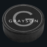 Individuelle Name und Anfangsschreiben Eishockey Puck<br><div class="desc">Minimalistisches modernes Monogramm mit Namen und Anfangsbuchstaben,  die auf einem Hockeypuck in Schwarz,  Weiß und Grau gedruckt sind. Klicken Sie auf 'Weitere Anpassung',  um Schriftart,  Farben oder Design zu bearbeiten,  um Ihr eigenes Hockey-Sake-Geschenk zu erstellen.</div>