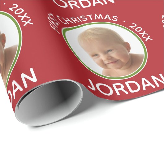 Individuelle Name und Jahr des ersten Weihnachtsju Geschenkpapier (Rolleneckpunkt)