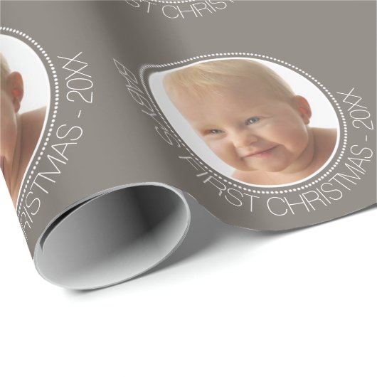 Individuelle Name und Jahr des ersten Weihnachtsju Geschenkpapier (Rolleneckpunkt)