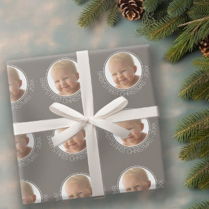 Individuelle Name und Jahr des ersten Weihnachtsju Geschenkpapier