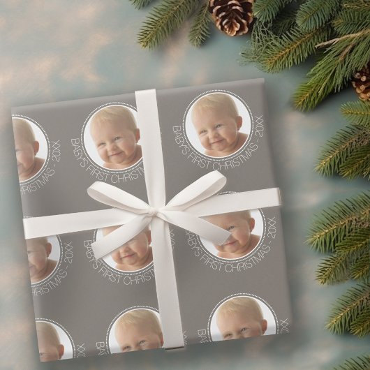 Individuelle Name und Jahr des ersten Weihnachtsju Geschenkpapier
