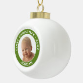 Individuelle Name und Jahr des ersten Weihnachtsju Keramik Kugel-Ornament (Rechts)