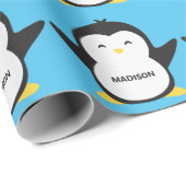 Individuelle Name und niedlicher Pinguin Geschenkpapier (Rolleneckpunkt)