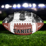 Individuelle Name und Text Foto Keepake-Geschenk Football<br><div class="desc">Gedenken Sie besondere Momente mit unserem Individuelle Name und Text Foto Keepake Geschenk American Football. Mit diesem personalisierten Fußball können Sie einen Namen, einen benutzerdefinierten Text und ein hochgehaltenes Foto hinzufügen und so ein einzigartiges Medaillon für Spieler, Trainer oder Fans schaffen. Es ist mit hochwertigen Materialien gefertigt und eignet sich...</div>