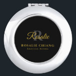 Individuelle Name- und Titelspiegelung mit Monogra Taschenspiegel<br><div class="desc">Bleibe unterwegs mit diesem Custom Compact Mirror,  personalisiert mit Ihrem Namen,  Titel und eleganten Monogramm. Schwer und portabel,  es ist ideal für Touchs zu jeder Zeit,  überall. Ein durchdachtes Geschenk für Profis,  Hochburgen oder Schönheitsliebhaber,  die ein personalisiertes,  raffiniertes Accessoire in ihrem Portemonnaie- oder Schminkbeutel schätzen.</div>