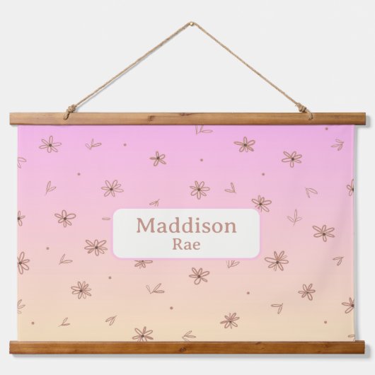 Individuelle Name Whimsisches Kinderzimmer Rosa Ge Wandteppich Mit Holzrahmen (Vorne)