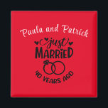 individuelle Name zum 40. Hochzeitstag Ruby Red Magnet<br><div class="desc">Gedenken Sie Ihren vierzigsten Hochzeitstag mit diesem rubinroten Hintergrund,  dem benutzerdefinierten Magneten. Personalisieren Sie die Namen in schwarzem Text für sich oder das Paar,  das diesen Meilenstein feiert. Tolle Idee auch für ein Gastgeschenk!</div>